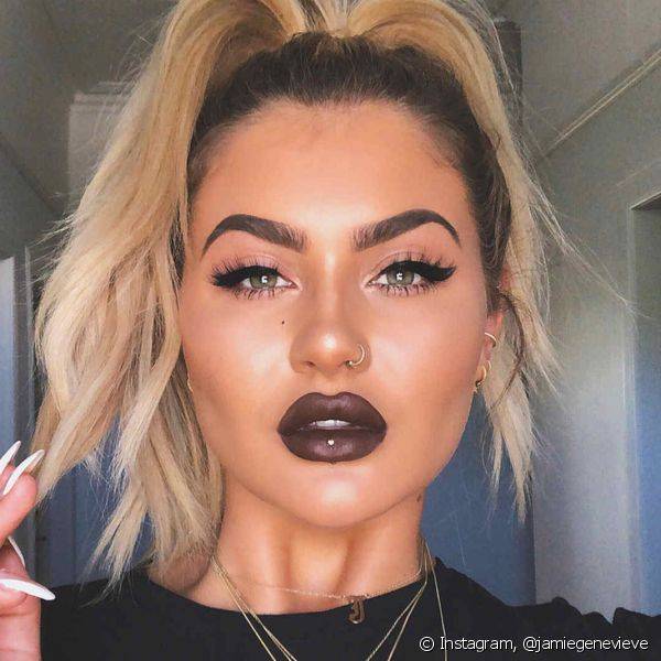 Combinar o batom marrom escuro com a make mais sutil nos olhos ? uma boa t?tica de maquiagem para loiras (Foto: Instagram @jamiegenevieve)